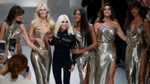 Donatella Versace tưởng nhớ đến anh trai với show diễn BST Xuân Hè 2018 đặc sắc