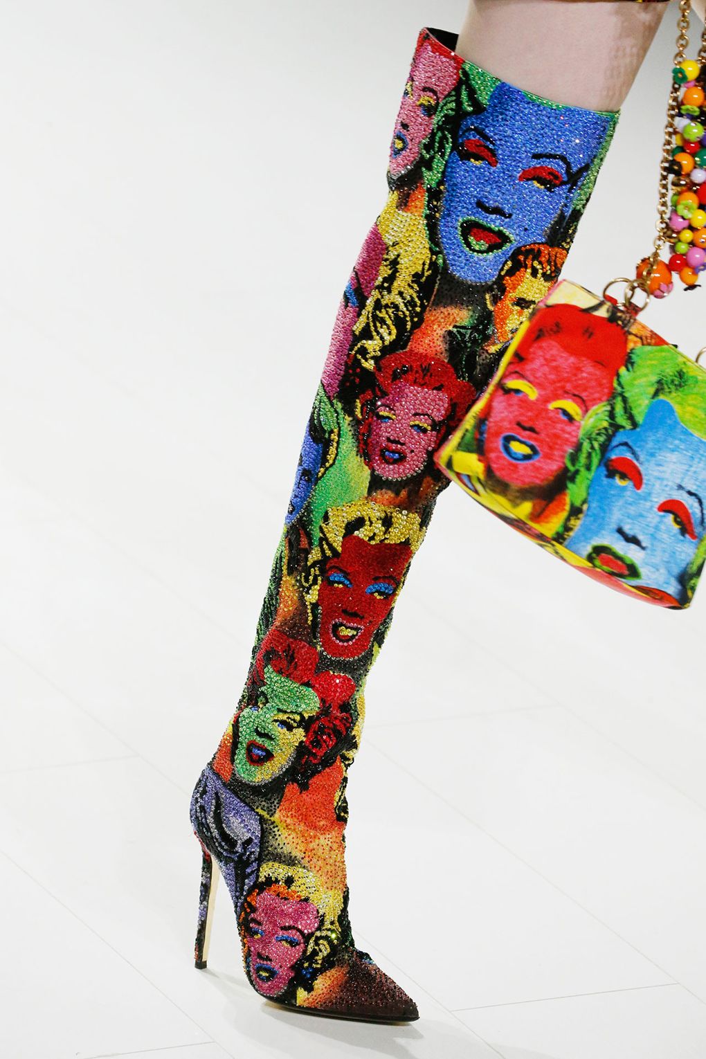 Là một trong những điểm nhấn đặc biệt của show diễn tri ân Gianni Versace, mẫu boots đính đá với hoa văn pop-art hứa hẹn trở thành một trong những thiết kế giày được săn đón nhất của mùa Xuân Hè 2018.