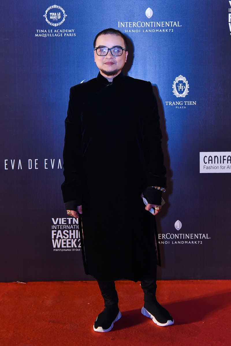 NTK David Minh Đức mặc áo dài nhung truyền thống kết hợp với giày Balenciaga. 