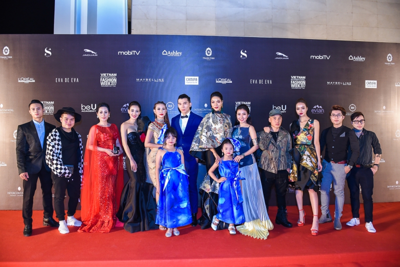 NTK Cory Trần (thứ tư từ phải qua) cùng những vị khách mời trong đêm đầu khai mạc VIFW Thu Đông 2017 tại Hà Nội.