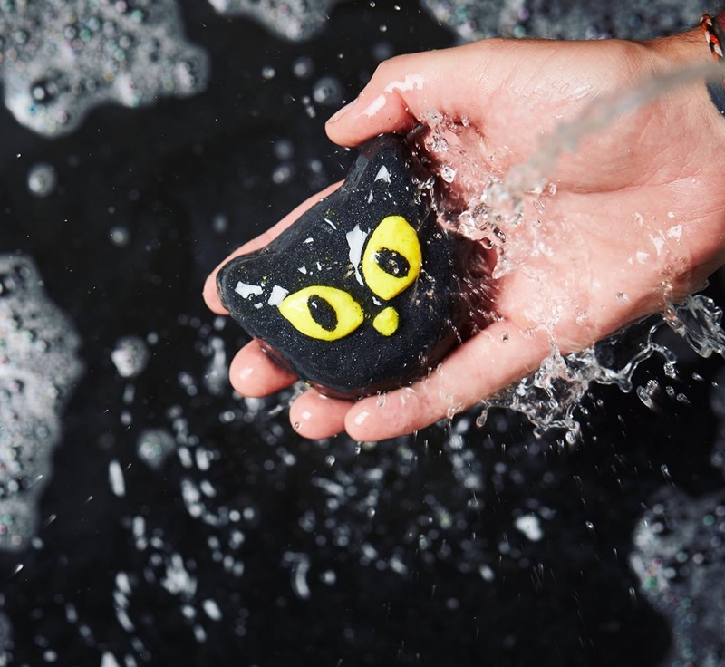 Lush Bewitched Bubble Bar, (7.95USD, khoảng 180.000VND): Chú mèo đen mang trong mình hương cam Bergamot và trầm hương giúp cơ thể được thư giãn tối đa sau một ngày dài mệt mỏi.