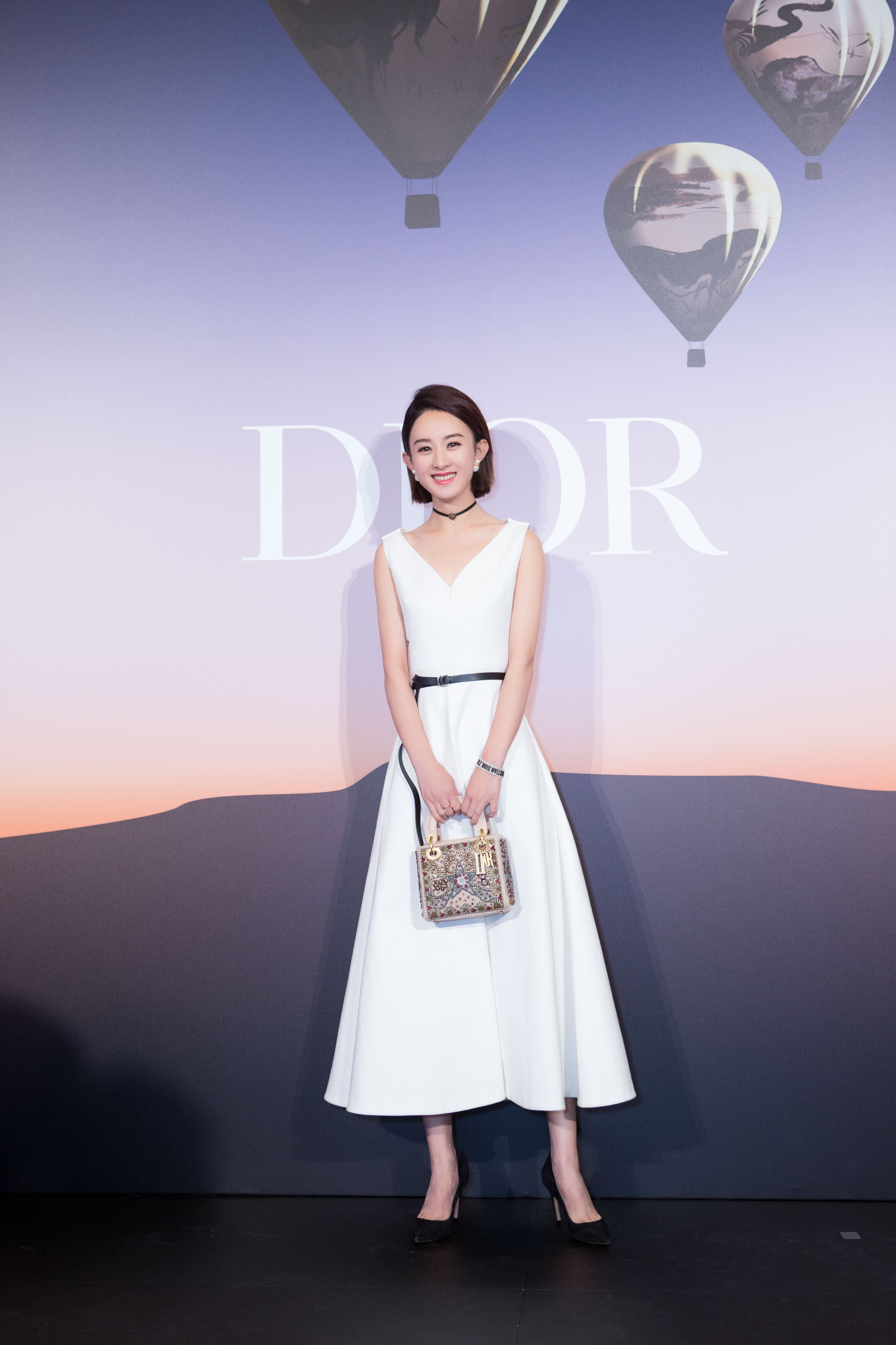 Nữ diễn viên Triệu Lệ Dĩnh xuất hiện đầy tươi trẻ so với tuổi 30 của mình. Chiếc túi Lady Dior bằng da bê đính ngọc trai làm nên điểm nhấn sang trọng và đầy bắt mắt cho bộ trang phục mang phong cách tối giản của cô.