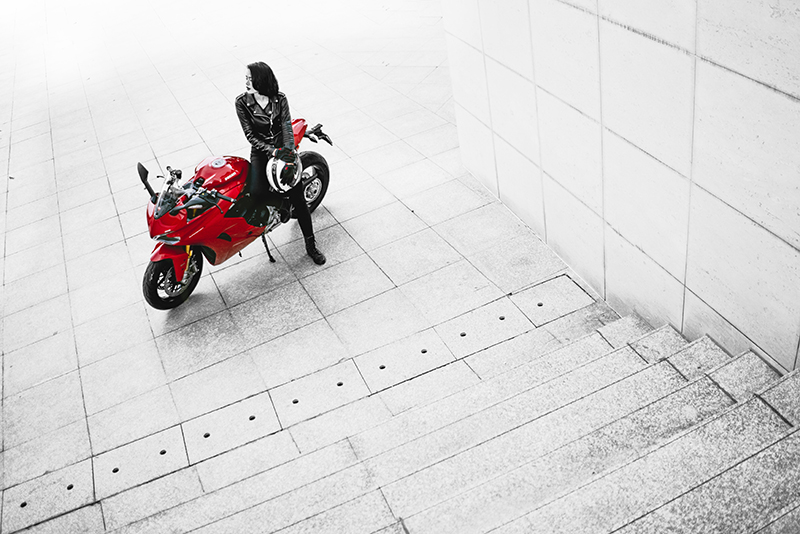 Ngắm người mẫu Trần Hiền đầy đam mê bên cạnh Ducati SuperSport mới