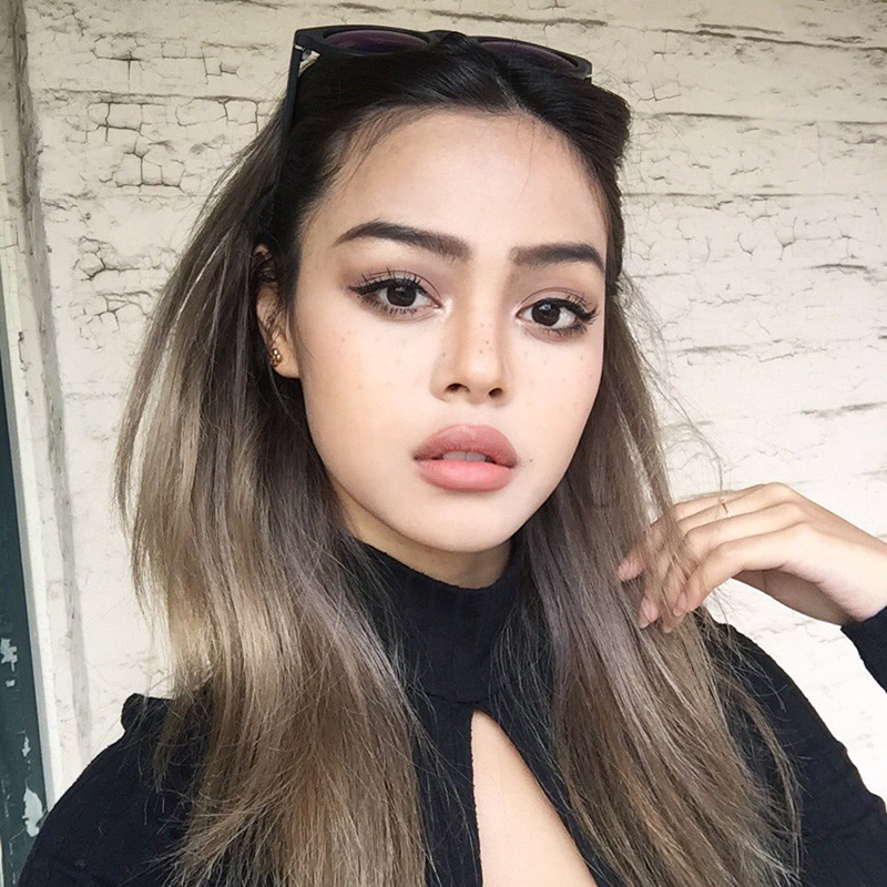 Lily Maymac trông cũng hoàn toàn nhẹ nhõm khi đánh mắt nâu khói