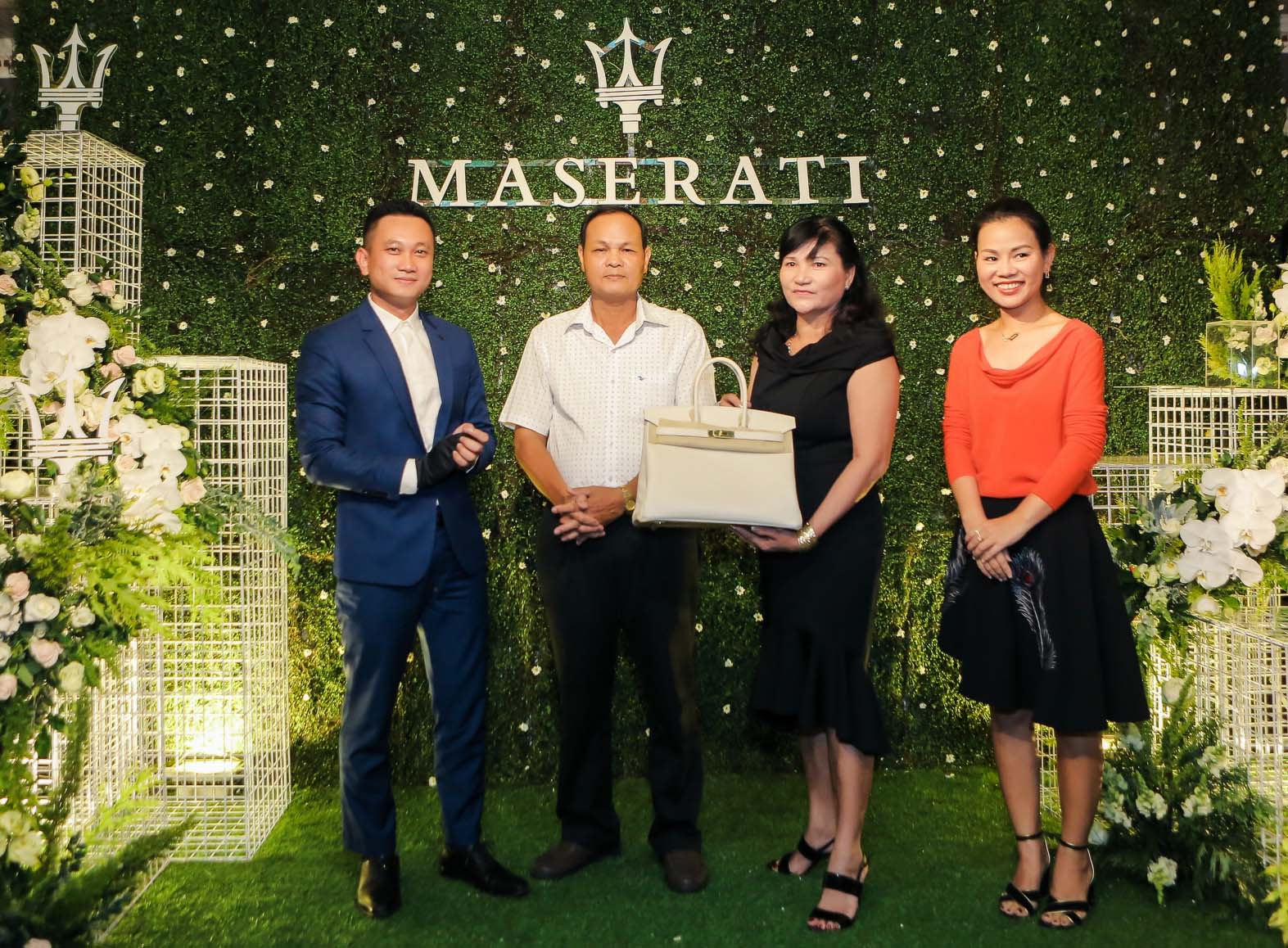 maserati-trao-chie%cc%82c-tui-hermes-birkin-quy-hie%cc%82m-cho-khach-hang-may-ma%cc%86n-trong-chu%cc%9bo%cc%9bng-trinh-u%cc%9bu-da%cc%83i-mua-xe-s