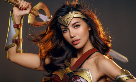 Halloween, Minh Tú cosplay “nữ thần” Wonder Woman gợi cảm không thua Gal Gadot