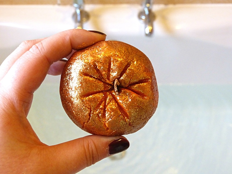 Lush Sparkly Pumpkin Bubble Bar (7,95USD, khoảng 180.00VND)