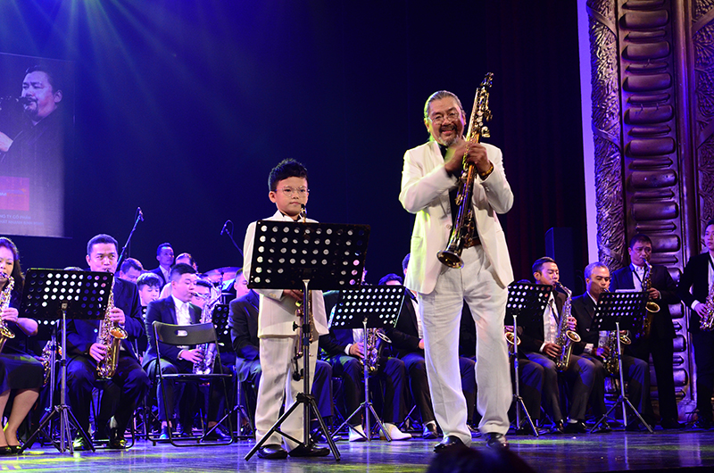 Quyền Văn Minh và cậu học trò 11 tuổi, học saxophone được 11 tháng, trên sân khấu.