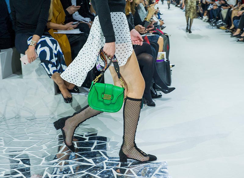 Trên sàn diễn của show Dior Xuân Hè 2018; tâm điểm không nằm ở những trang phục lấy cảm hứng từ điêu khắc và hội họa mà chính là ở những thiết kế boots độc đáo và cá tính.