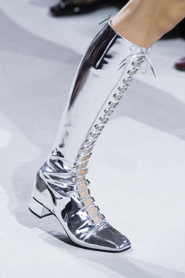 Ngoài phiên bản lưới, giám đốc sáng tạo Maria Grazia Chiuri cũng mang đến phiên bản màu bạc ánh kim đầy hiện đại cho mẫu boots này.