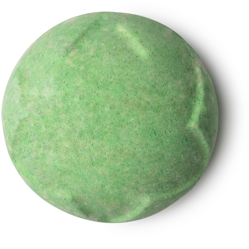 Lush Lord Of Misrule Bath Bomb (7.75USD, khoảng 175.000VND): Là trái bom tắm dành cho những ai yêu thích các mùi hương thảo mộc.