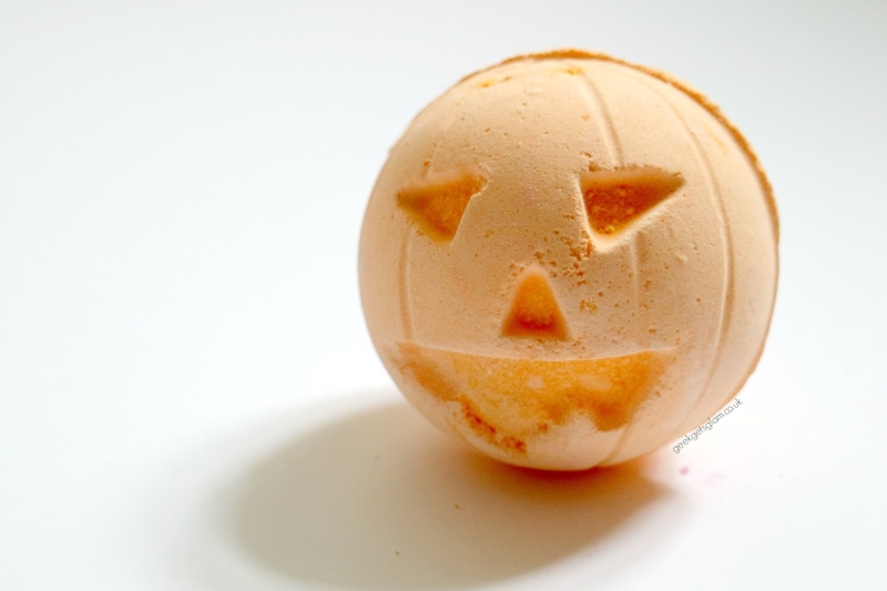 Lush Pumpkin Bath Bomb (7,75USD, khoảng 175.000VND): Trái bom tắm hình bí ngô với hương thơm vanilla và quế không thể thiếu vào mỗi dịp Halloween.