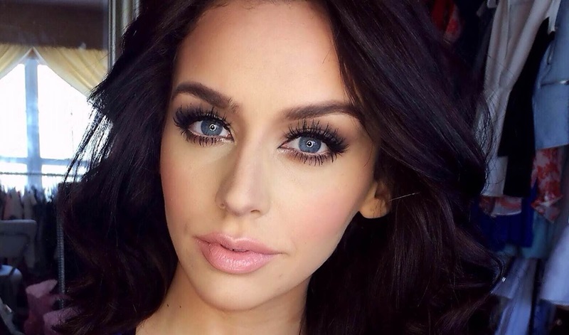 Mặc dù được đánh khá đậm và kĩ càng nhưng đôi mắt nâu khói của beauty vlogger Carli Bybel trông vẫn rất hợp lý chứ không “tai nạn” như Huyền My
