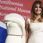 Trang phục của Đệ nhất phu nhân Melania Trump được trưng bày trong bảo tàng quốc gia Mỹ