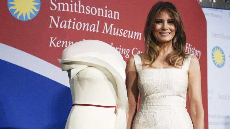 Trang phục của Đệ nhất phu nhân Melania Trump được trưng bày trong bảo tàng quốc gia Mỹ