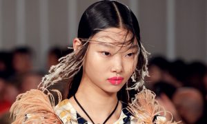 Sửng sốt với kiểu tô son “xẻ giữa” tại show của Maison Margiela