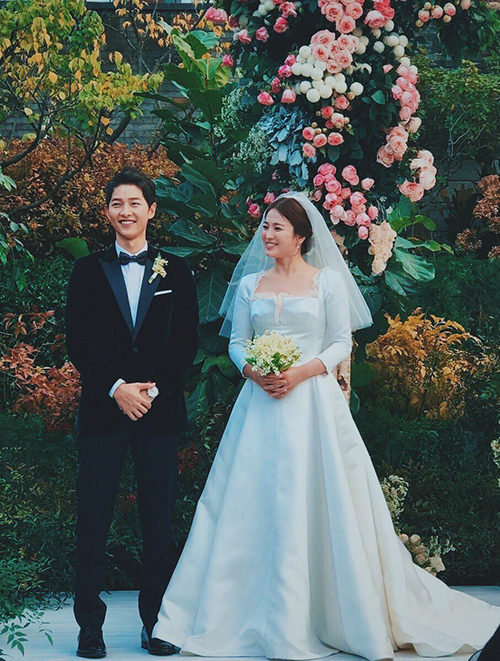 Cận cảnh chiếc váy cưới Dior thắt đáy lưng ong của Song Hye Kyo trong “hôn lễ thế kỷ”