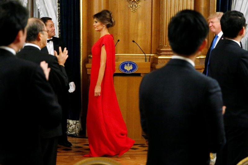 Cho buổi tiệc tối tại Tokyo, Melania Trump chọn mặc thiết kế của Valentino với tông màu đỏ đặc trưng của nhà mốt lừng lẫy từ thành phố Rome, Ý. 