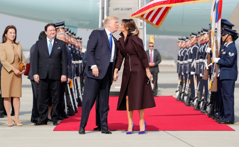 Đến Seoul, Hàn Quốc, Melania Trump bước khỏi chiếc chuyên cơ Air Force One trong một thiết kế ấn tượng của nhà mốt Delpozo từ Tây Ban Nha. 