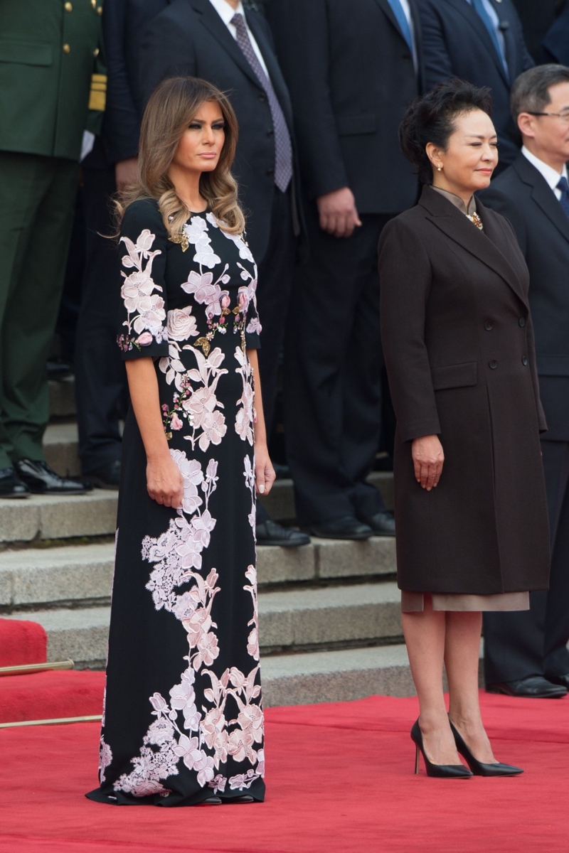 Tại Đại lễ đường Nhân dân Bắc Kinh, bà Melania Trump mặc chiếc đầm hoa đối xứng của Dolce & Gabbana cạnh bà Bành Lệ Viên (phải) - Đệ Nhất Phu nhân Cộng hòa Nhân dân Trung Hoa, vợ của Chủ tịch Tập Cận Bình. 