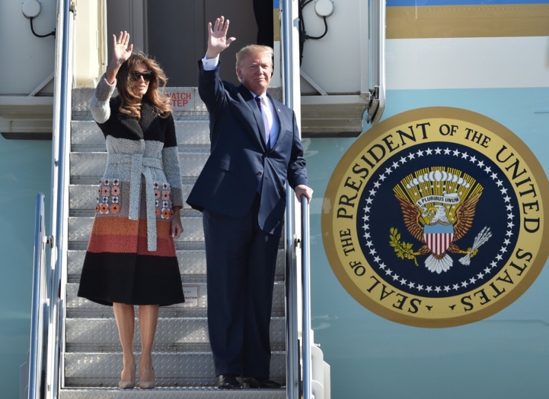 Đệ nhất Phu nhân Melania Trump cùng chồng bước ra khỏi chuyên cơ Air Force One tại Nhật Bản. Bà mặc chiếc áo khoác của Fendi phối color block cùng những bông hoa trang trí túi hai bên. 