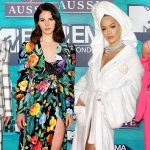 Rita Ora choàng khăn tắm, Demi Lovato khéo khoe “vòng 1” trên thảm đỏ MTV EMA 2017
