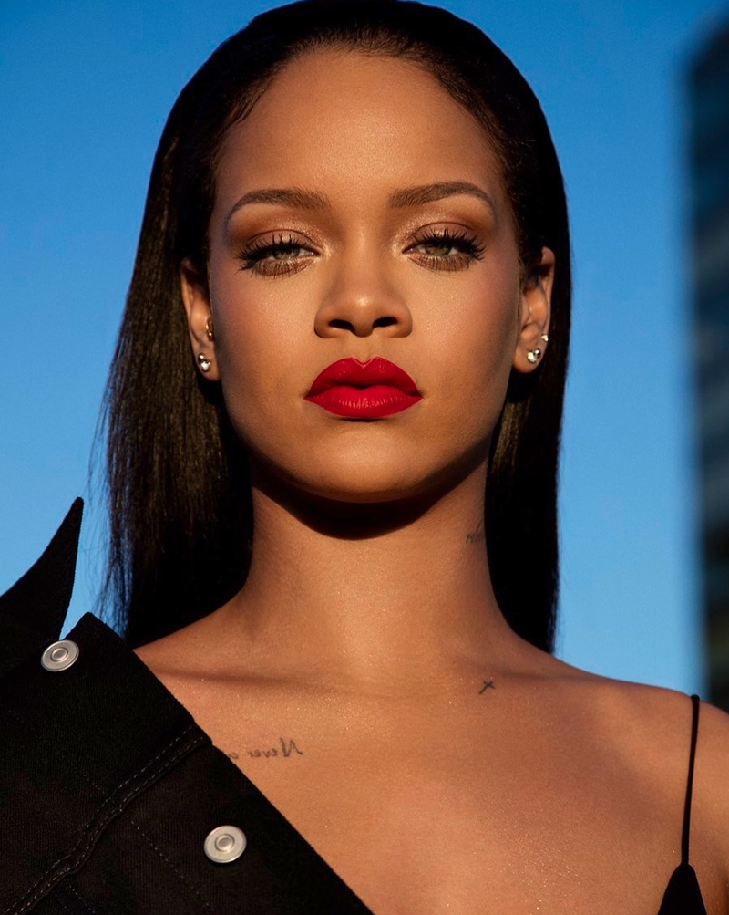 Rihanna liên tục nhá hàng các hình ảnh cô nàng sử dụng màu son Stunna.