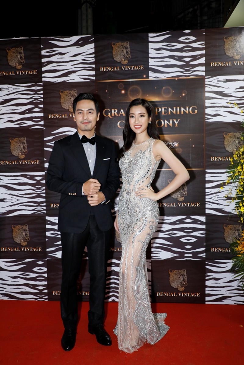 Ngay từ khi xuất hiện, Hoa hậu Đỗ Mỹ Linh đã gây ấn tượng khi khoe trọn sắc vóc hoàn hảo trong chiếc váy xuyên thấu 