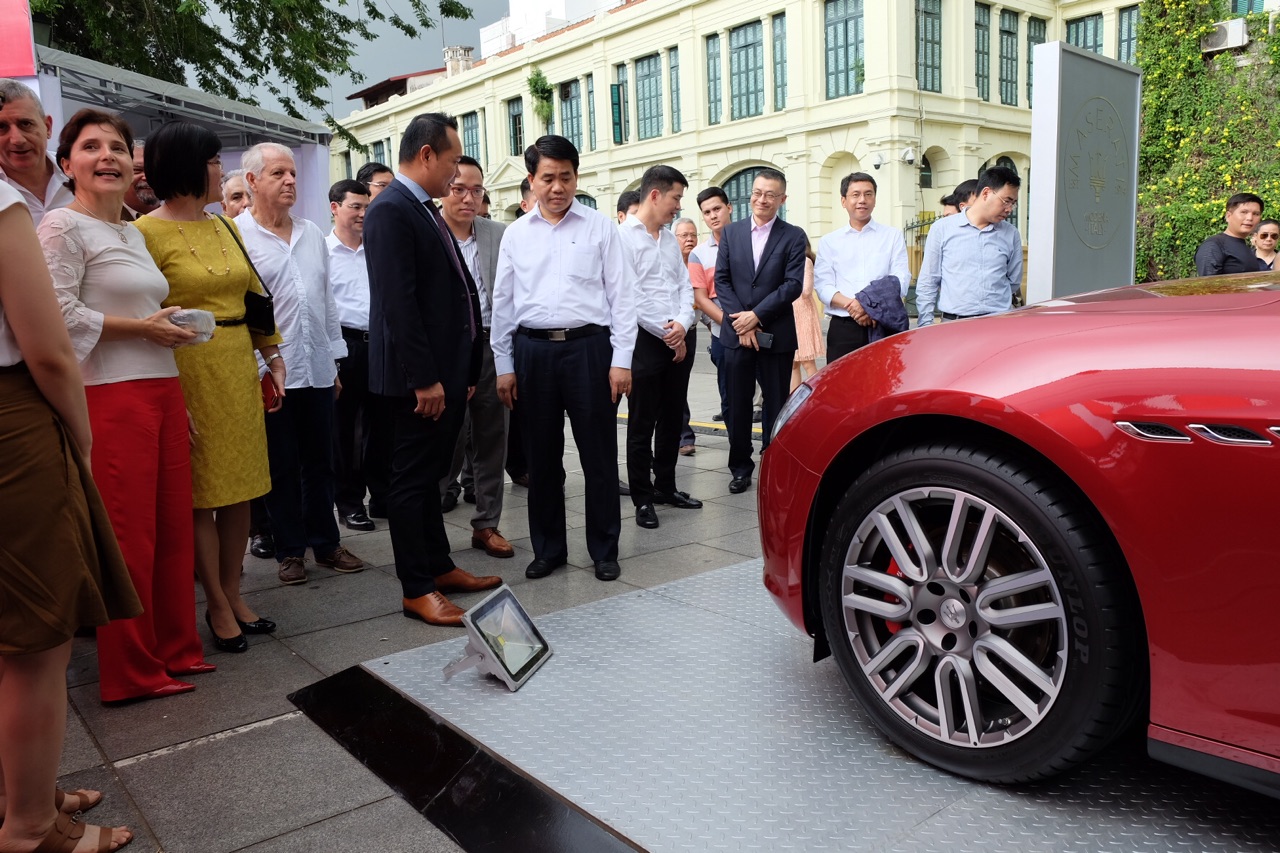 chu-tich-ubnd-thanh-pho-ha-hoi-va-ba-cecilia-piccioni-dai-su-toan-quyen-y-tai-viet-nam-den-tham-quan-mau-xe-maserati-ghibli