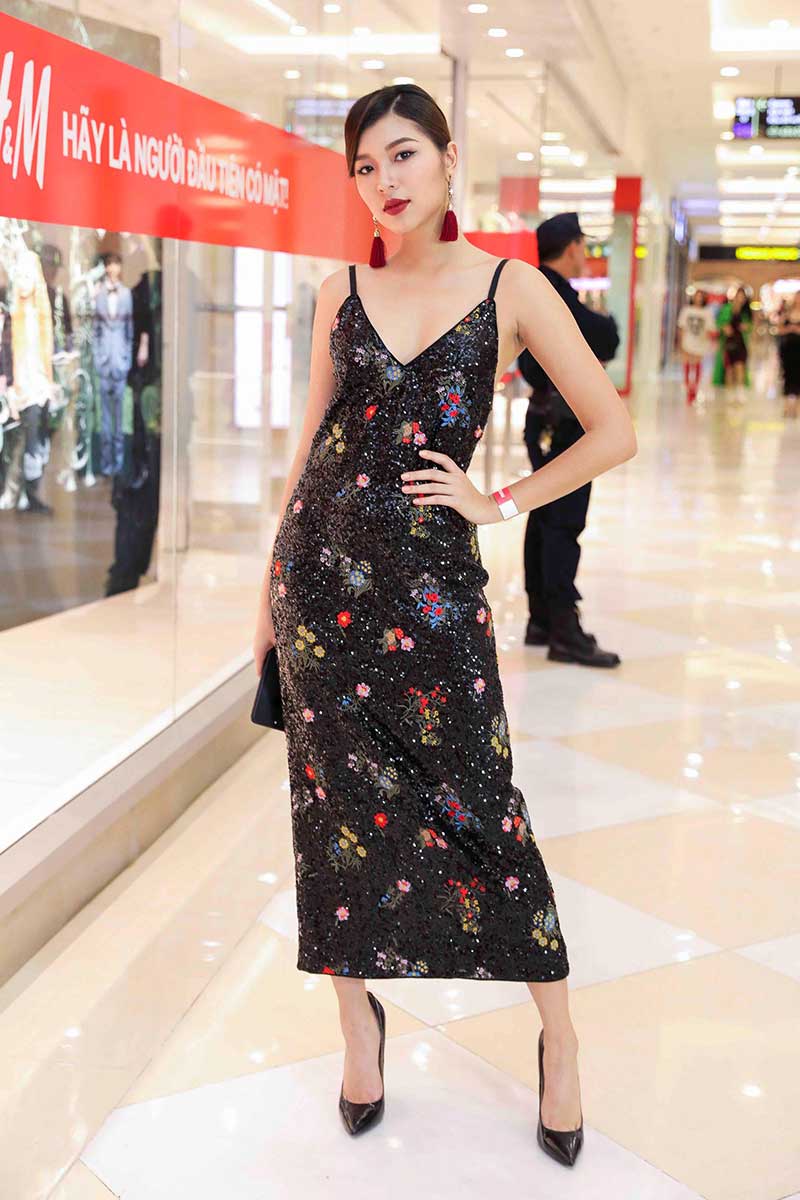 Đồng Quỳnh Anh - thí sinh The Face 2017 - "bất chấp" thời tiết se lạnh ở Hà Nội, cô mặc chiếc đầm hai dây với motif hoa trang trí nhiều màu sắc phối cùng hoa tai qủa tua và giày cao gót.