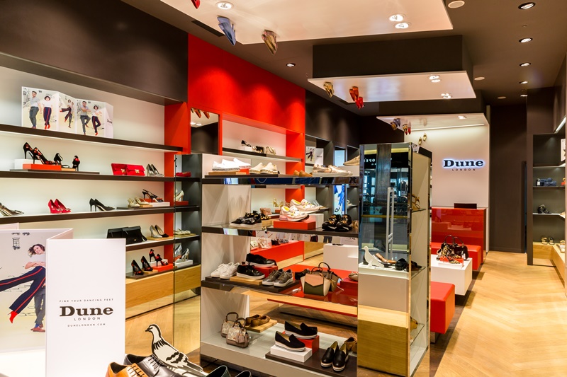Có thể tìm thấy các sản phẩm giày và túi xách dành cho nữ và giày nam tại cửa hàng Dune London