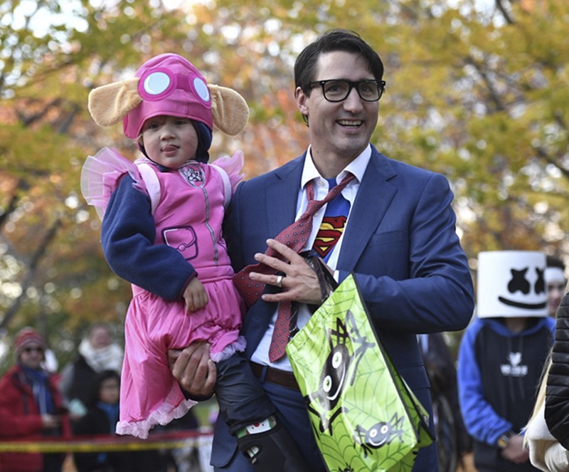 khoảnh khắc thú vị khi Thủ tướng Canada Justin Trudeau khoe bộ đồ hóa trang super-man bên trong bộ suit lúc ông tới dự phiên họp của Hạ viện Canada vào ngày 31/10 - đúng dịp Halloween.