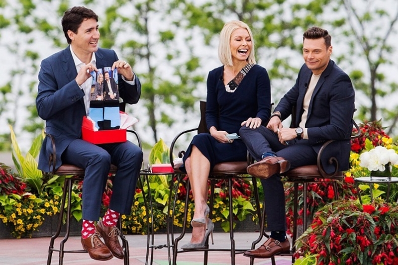 giới mộ điệu thời trang hẳn sẽ ngả mũ trước nhà chính khách 44 tuổi. Không cam chịu trước những đôi tất đơn sắc nhàm chán, Trudeau luôn chọn tất theo tiêu chí: có màu sắc và họa tiết tươi vui. Đó có thể là hình lá phong – biểu tượng của Canada, kẻ ca rô, thậm chí cả họa tiết đầu lâu xương chéo….