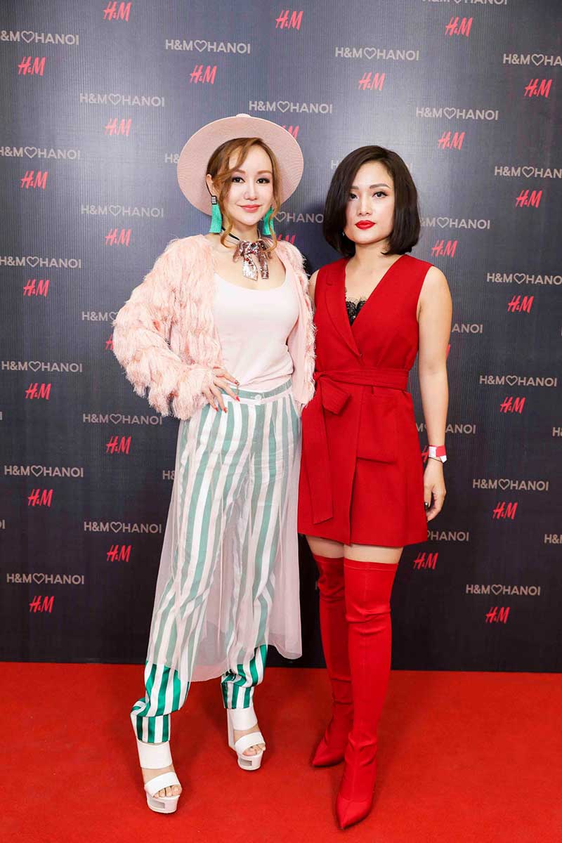 MC Việt Nga (trái) trong trang phục đầy cá tính. Cô đi cùng một người bạn.