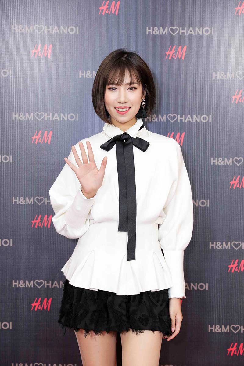 Ca sĩ Min nữ tính với áo sơ mi kiểu cùng chân váy mini.