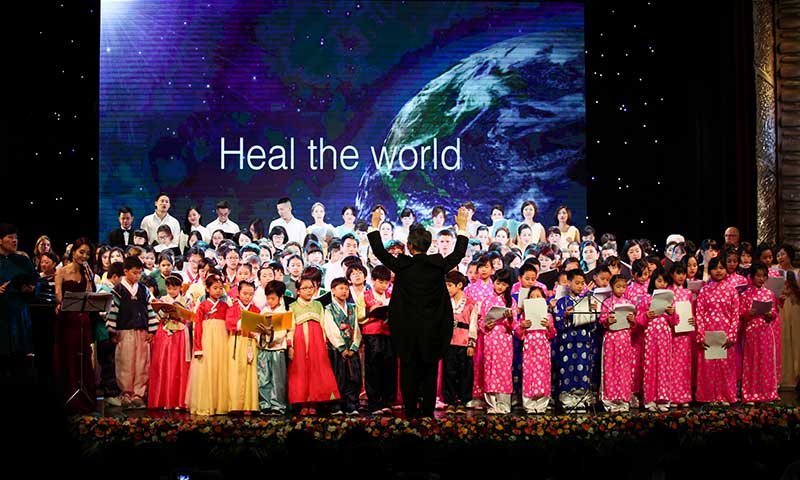 350 con người đến 15 quốc gia cùng nắm tay nhau hát vang ca khúc “Heal the World” để truyền tải thông điệp ‘Vẻ đẹp đến từ sự hòa hợp’ đã chạm đến trái tim từng khán giả trong chương trình diễn ra năm 2015. 