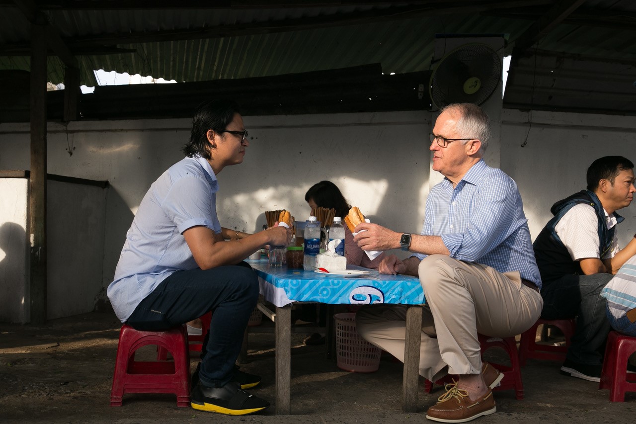 Thủ tướng Úc ăn bánh mì vỉa hè cùng đầu bếp Luke Nguyễn tại Đà Nẵng