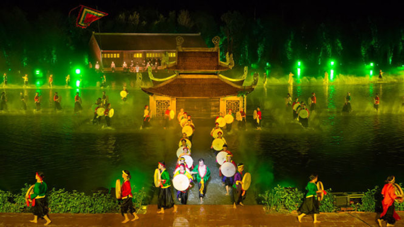Trong buổi ra mắt cách đây 4 tháng, vở diễn đã nhận được nhiều khen ngợi của khán giả, nhà báo. Nhà sử học Dương Trung Quốc cũng từng bày tỏ sự hài lòng và xúc động khi làm khán giả, do vở diễn tái dựng được một cách nghệ thuật những tinh hoa văn hóa trên một sân khấu xưa nay chưa có tại Việt Nam.