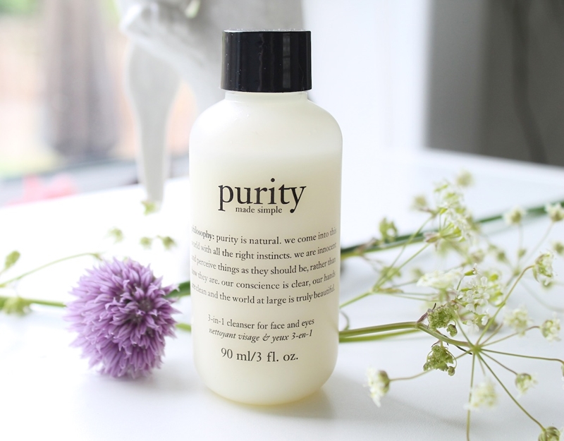 Sữa rửa mặt  Philosophy Purity Made Simple One-Step Facial Cleanser vừa có tác dụng tẩy trang, làm sạch mặt kỹ càng, vừa giữ ẩm cho làn da của bạn.