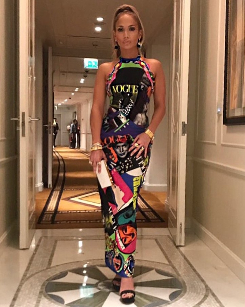 Jennifer Lopez cũng mặc một thiết kế khác trong BST Xuân Hè 2018 của Versace mang họa tiết bìa Tạp chí Vogue theo phong cách pop-art. Ảnh chụp tại khách sạn Palazzo Versace Dubai. 