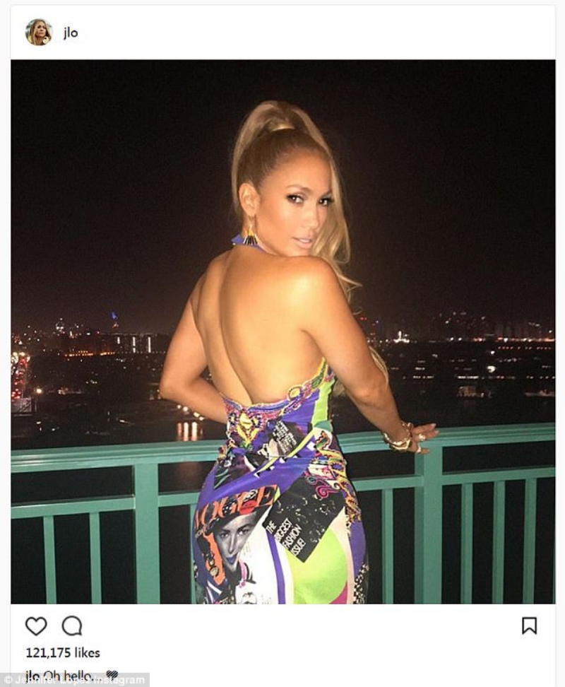 Thiết kế giúp Jennifer Lopez khoe trọn tấm lưng và bờ vai ngọc ngà. 