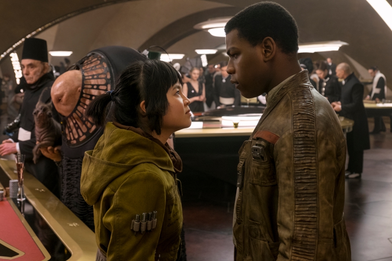 Hai nhân vật Rose (Kelly Marie Trần) và Finn (John Boyega) trong phim "Star Wars: The Last Jedi" Photo: David James ©2017 Lucasfilm Ltd. All Rights Reserved.