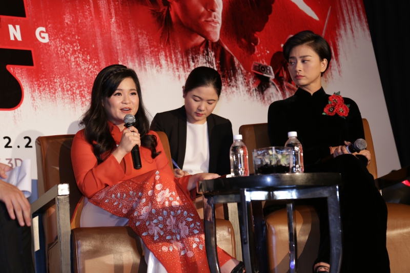 Kelly Marie Trần mặc áo dài đỏ xuất hiện cùng Ngô Thanh Vân mặc áo dài nhung đính hoa trong buổi họp báo sáng ngày 29/11
