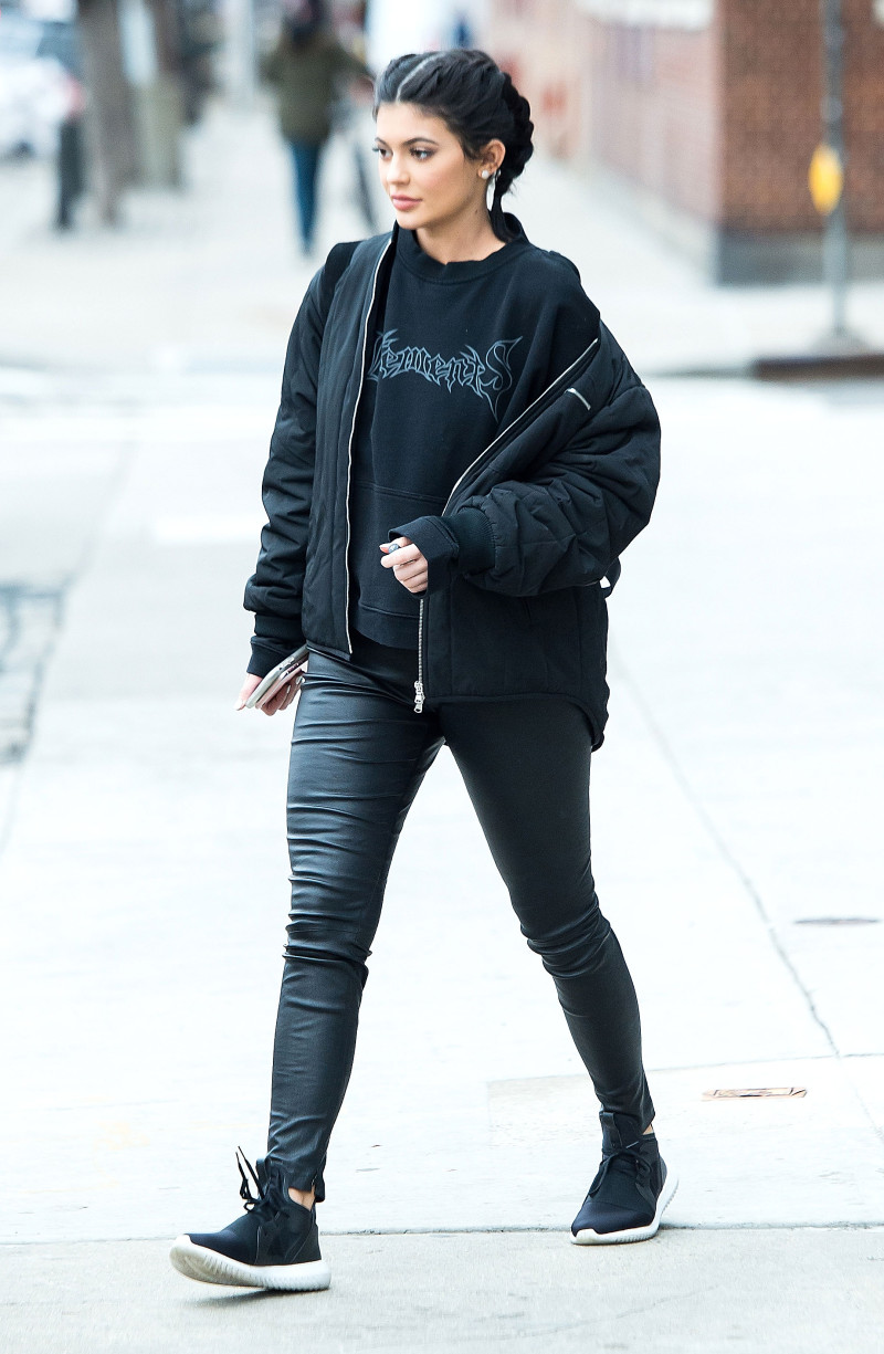Luôn là người dẫn đầu mọi xu hướng, Kylie Jenner là một trong những ngôi sao đầu tiên diện trang phục của Vetements - thương hiệu streetstyle được săn đón nhất hiện nay.