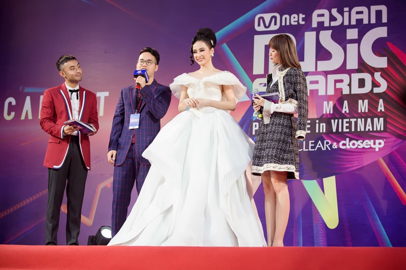 Tại MAMA 2017, nữ diễn viên xuất hiện với vai trò khách mời đặc biệt, cô đã cùng nhạc sĩ Khắc Hưng xướng tên và trao giải cho Lula – nghệ sĩ Thái Lan xuất sắc nhất