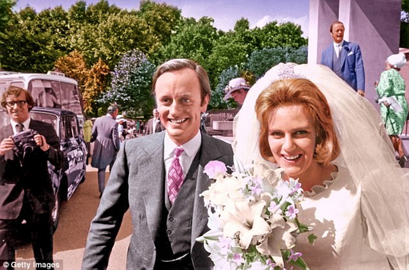 Tháng 7/1973, bà Camilla kết hôn với ông Andrew