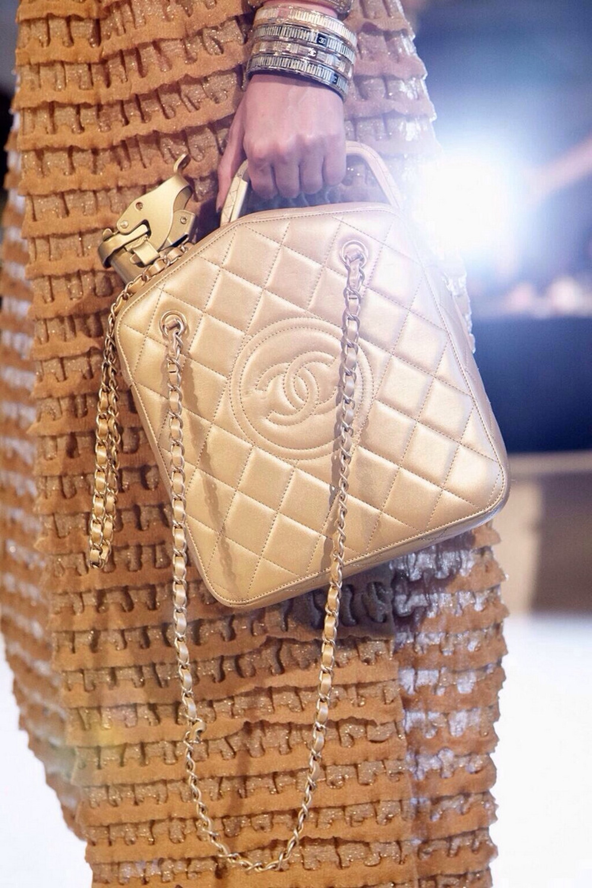 Đến với xử sở dầu mỏ Dubai; chiếc túi xách may họa tiết quả trám quen thuộc của Chanel được "biến hình" thành chiếc can chứa dầu nhớt.