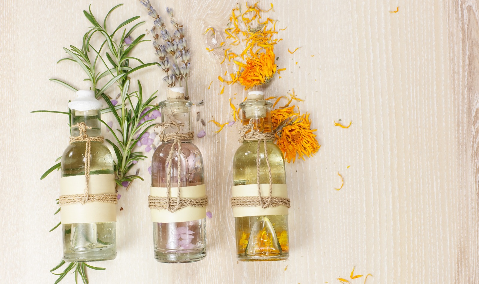 Những cô nàng mê mùi hương nên biết: sự khác nhau giữa tinh dầu, dầu thơm và nước hoa
