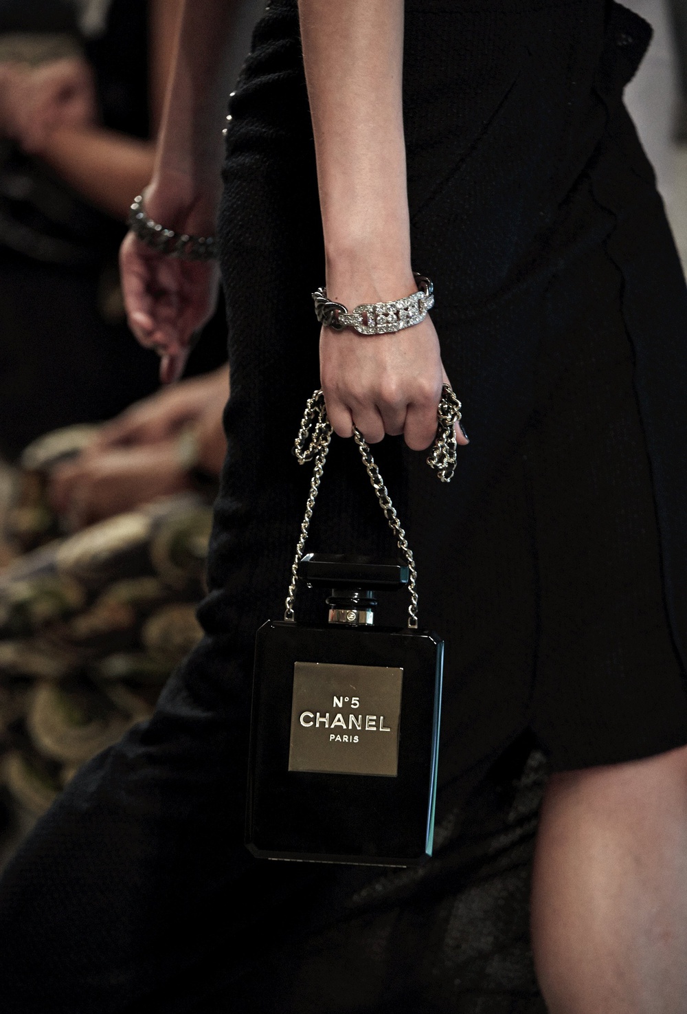 Bộ sưu tập Cruise 2014 giới thiệu mẫu túi xách mang hình chai nước hoa Chanel No. 5 - một trong những biểu tượng nổi tiếng nhất của nhà mốt này.