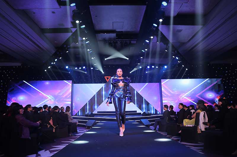 Người mẫu sải bước trên sàn Catwalk với bộ sưu tập mang xu hướng Futuristic của Tuấn Trần